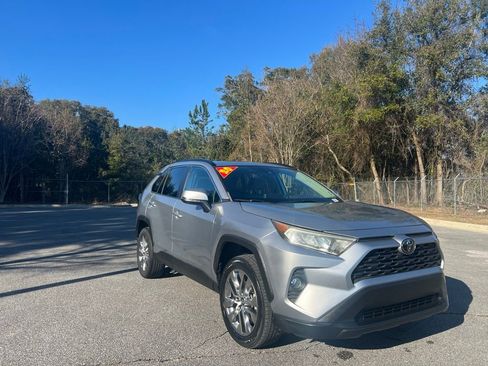 Used 2020 Toyota RAV4 XLE Premium image 3