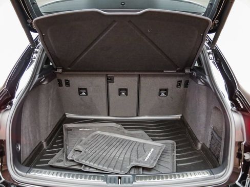 Certified 2025 Porsche Macan AWD/4WD image 31