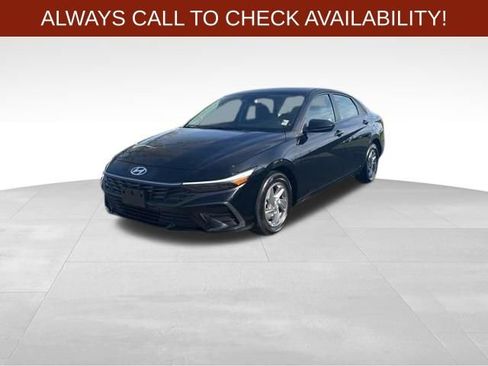 Used 2025 Hyundai Elantra SE image 3