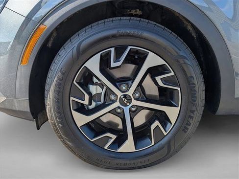 Used 2025 Kia Sportage EX FWD image 9