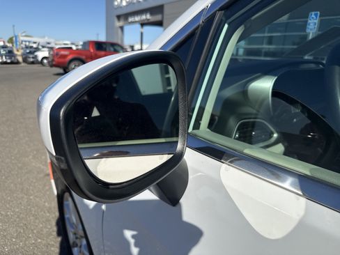 Used 2023 Chrysler Pacifica Touring-L FWD image 10