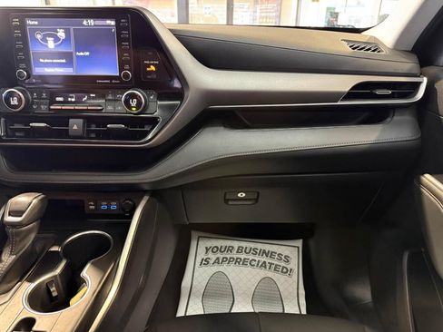 Used 2022 Toyota Highlander XLE AWD/4WD image 32