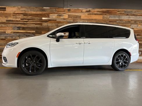 Used 2023 Chrysler Pacifica Touring-L w/ S Appearance Package AWD/4WD image 7