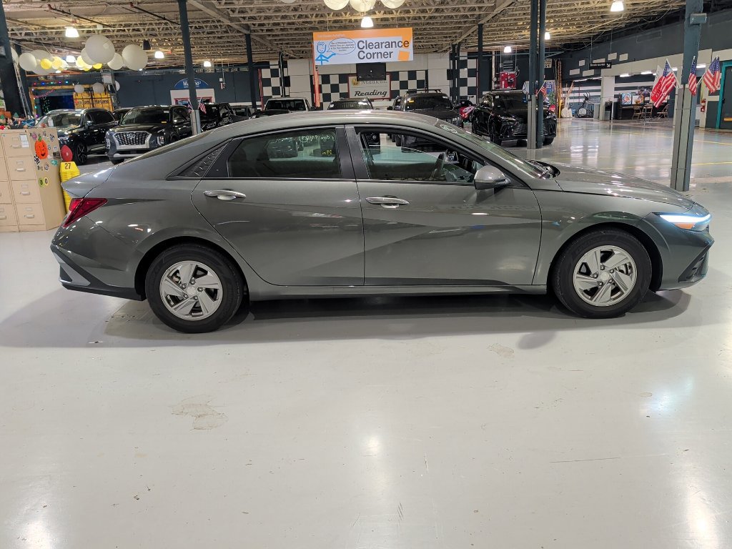 Used 2026 Hyundai Elantra SE FWD image 10