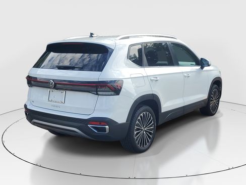 Used 2025 Volkswagen Taos SE FWD image 7