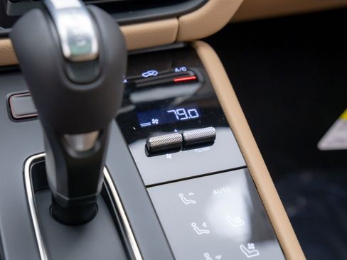 Certified 2025 Porsche Macan image 25