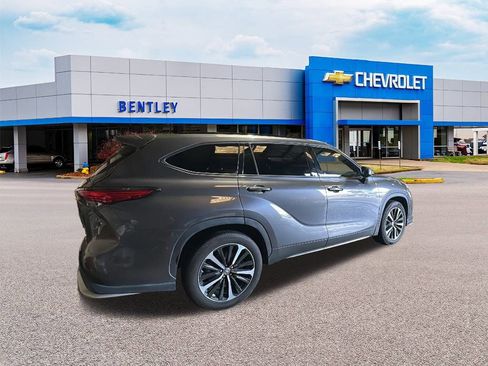 Used 2021 Toyota Highlander XSE image 3