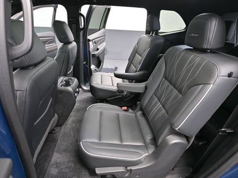 Used 2025 Buick Enclave Avenir AWD/4WD image 41