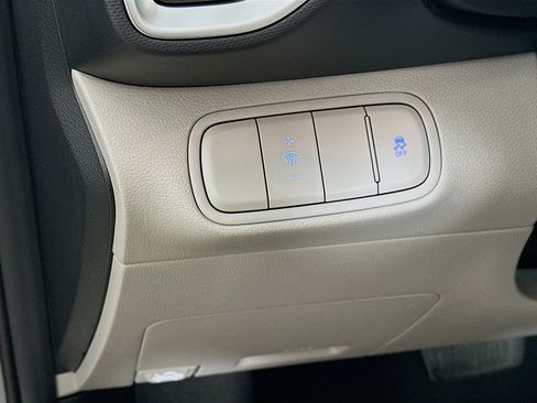 Used 2025 Hyundai Venue SEL FWD image 17
