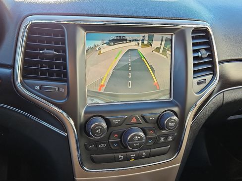 Used 2015 Jeep Grand Cherokee Limited w/ Luxury Group II image 16