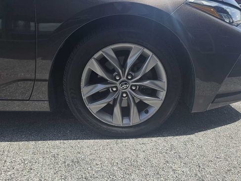 Used 2019 Toyota Avalon XLE w/ Moonroof Package FWD image 9