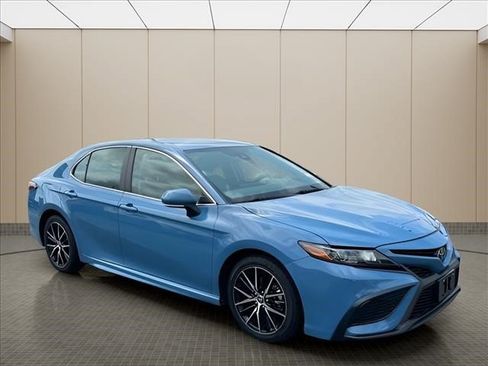 Used 2024 Toyota Camry SE FWD image 2