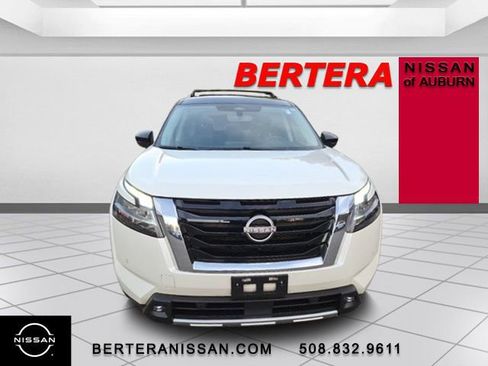 Used 2022 Nissan Pathfinder SL image 3
