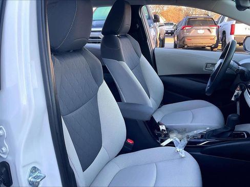 Used 2022 Toyota Corolla LE image 9