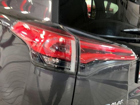 Used 2017 Toyota RAV4 SE image 28