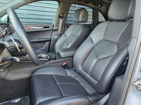 Certified 2025 Porsche Macan AWD/4WD image 5
