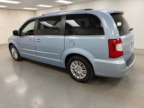 Used 2016 Chrysler Town & Country Limited image 3