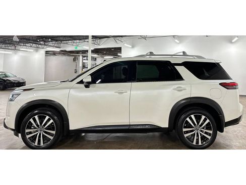 Used 2024 Nissan Pathfinder Platinum FWD image 8