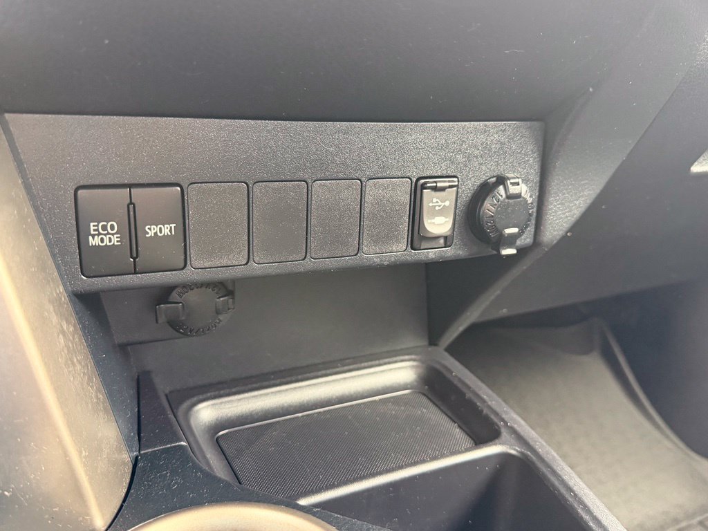 Used 2015 Toyota RAV4 XLE AWD/4WD image 9