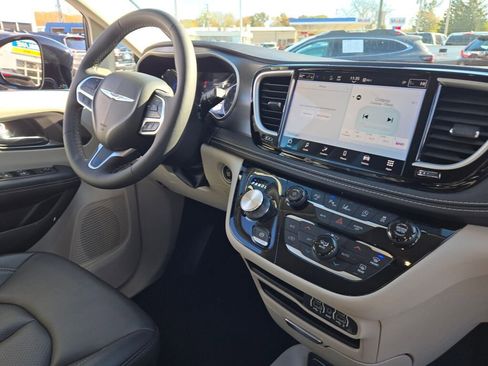 Used 2024 Chrysler Pacifica Touring-L image 7