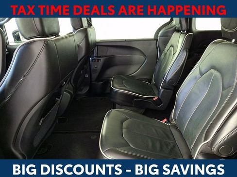 Used 2025 Chrysler Pacifica Limited image 11