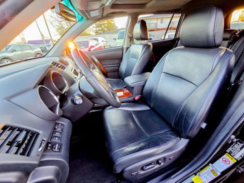 Used 2012 Toyota Highlander Limited w/ Tow Pkg image 24
