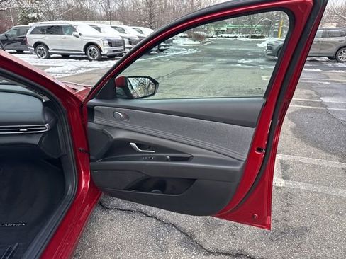 Used 2023 Hyundai Elantra Limited image 32