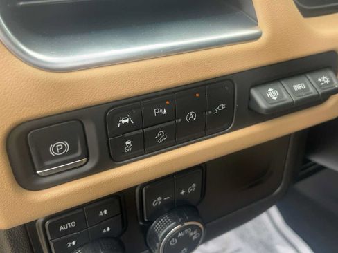 Used 2021 Chevrolet Tahoe Premier AWD/4WD image 15
