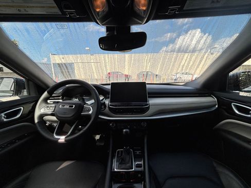 Used 2025 Jeep Compass Limited image 33