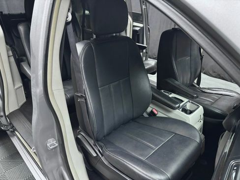 Used 2016 Chrysler Town & Country Touring w/ Driver Convenience Group image 29