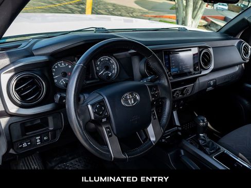 Used 2018 Toyota Tacoma TRD Off-Road w/ Technology Package image 15
