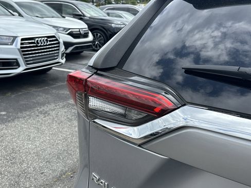 Used 2020 Toyota RAV4 XLE w/ Convenience Package FWD image 20