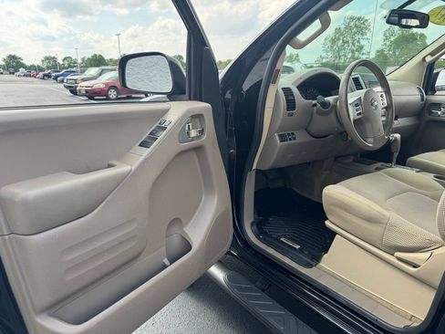 Used 2017 Nissan Frontier SV w/ SV Value Truck Package AWD/4WD image 11