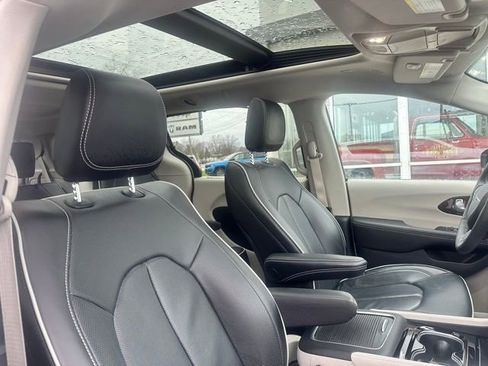 Used 2024 Chrysler Pacifica Limited FWD image 15