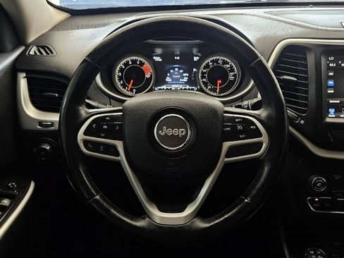 Used 2017 Jeep Cherokee Trailhawk AWD/4WD image 10