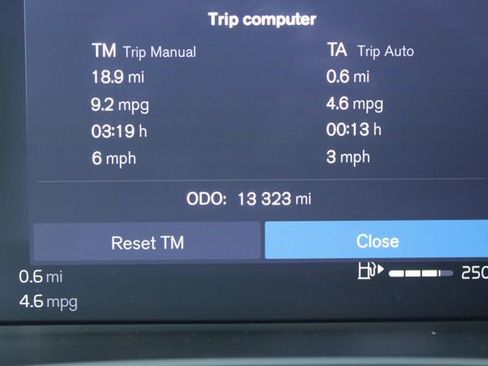 Used 2025 Volvo XC40 B5 Plus image 29