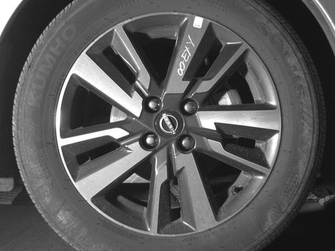 Used 2025 Nissan Versa SV image 13