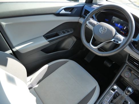 Certified 2022 Volkswagen Taos SE image 9