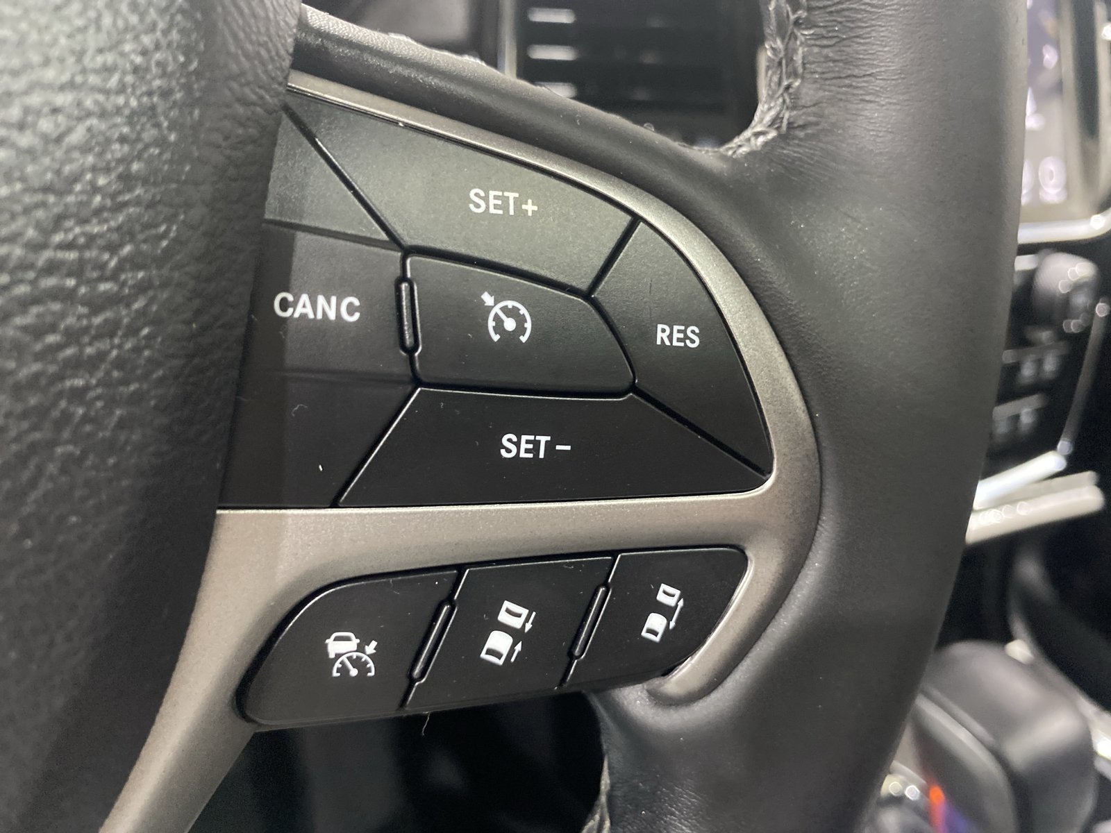 Used 2019 Jeep Grand Cherokee Overland AWD/4WD image 27