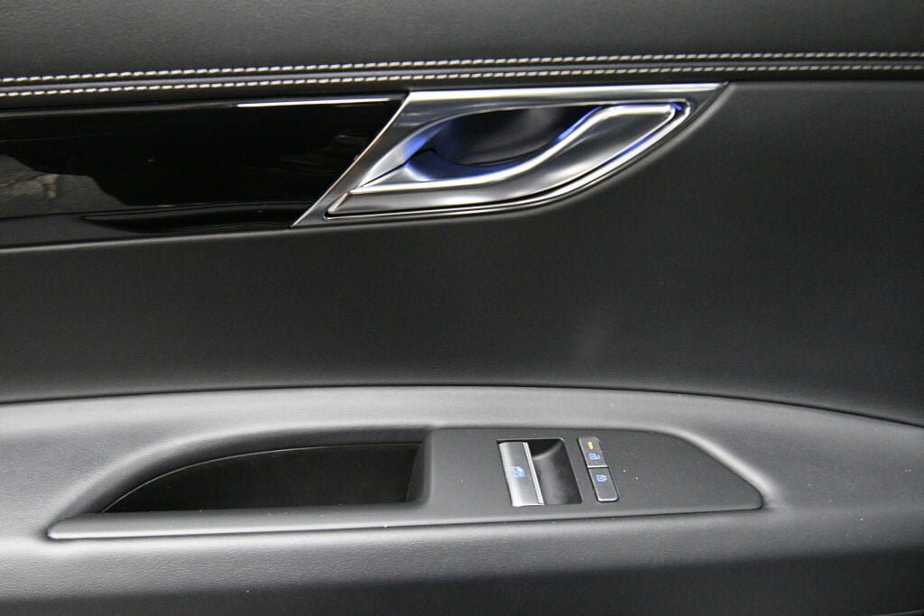 Used 2025 Genesis GV80 2.5T Standard AWD/4WD image 23