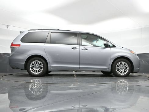 Used 2014 Toyota Sienna XLE FWD image 33