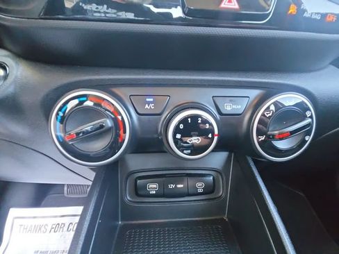 Used 2023 Hyundai Venue FWD image 17