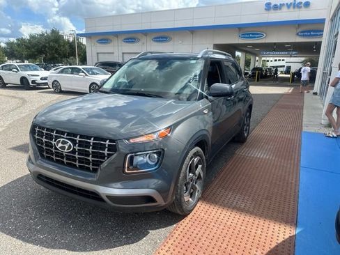 Used 2024 Hyundai Venue SEL FWD image 2