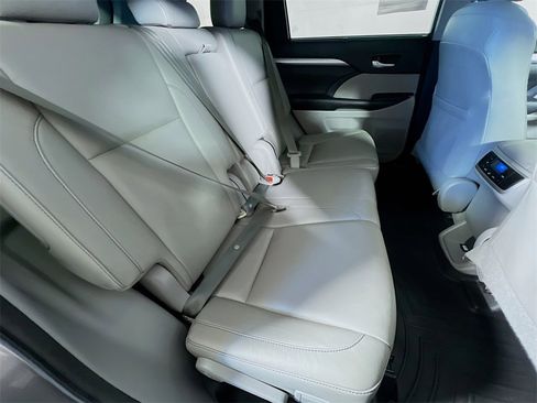 Used 2018 Toyota Highlander XLE w/ Carpet Mat Package (TMS) image 26