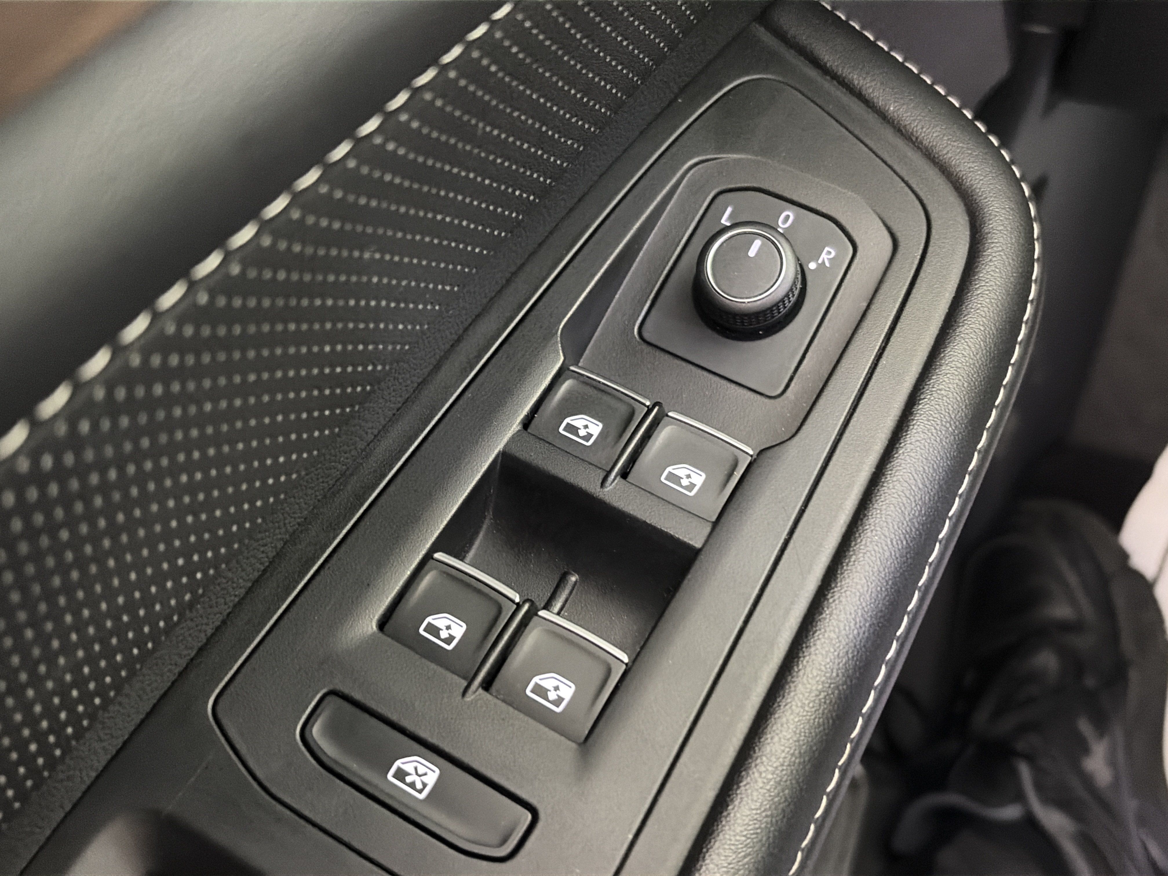 Used 2024 Volkswagen Atlas SE AWD/4WD image 33