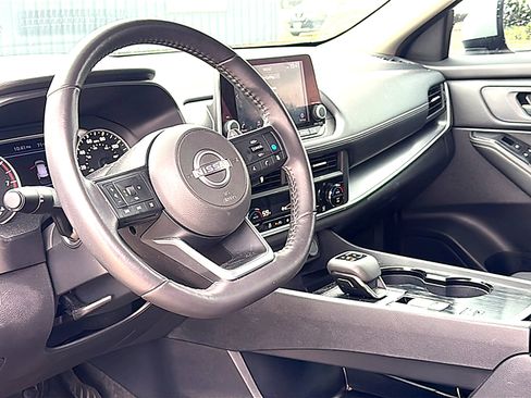 Used 2024 Nissan Rogue SV w/ SV Premium Package image 4