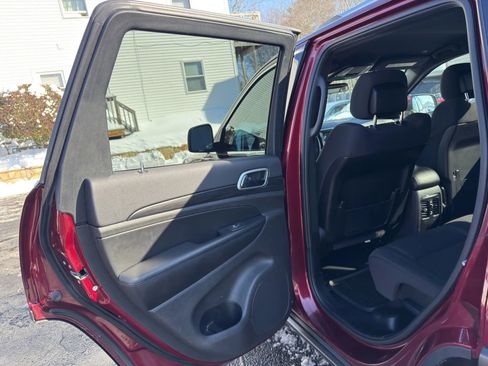 Used 2020 Jeep Grand Cherokee Laredo image 16