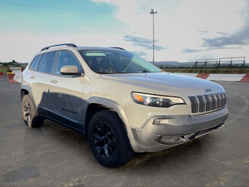 Used 2019 Jeep Cherokee Latitude AWD/4WD image 2