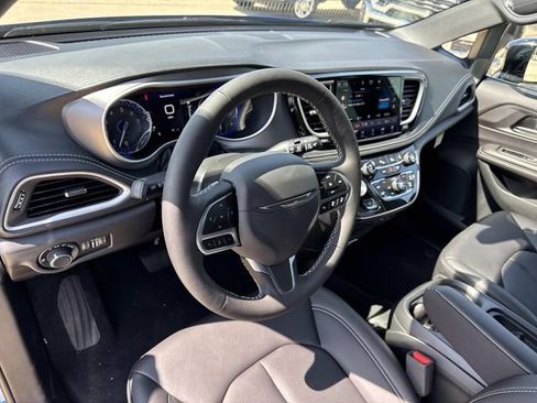 New 2027 Chrysler Pacifica Select AWD/4WD image 19