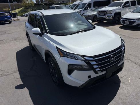 Used 2025 Nissan Rogue SV image 8